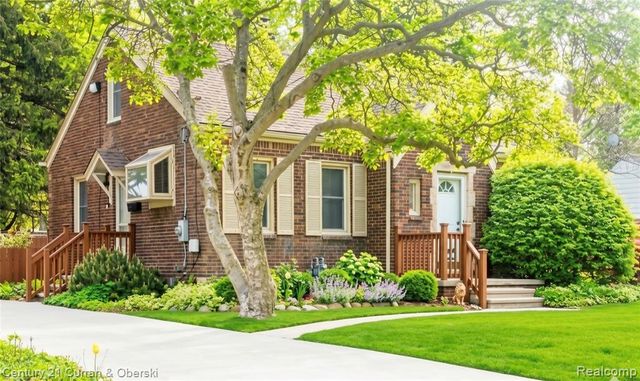 18808 Eastwood Dr, Harper Woods, MI 48225