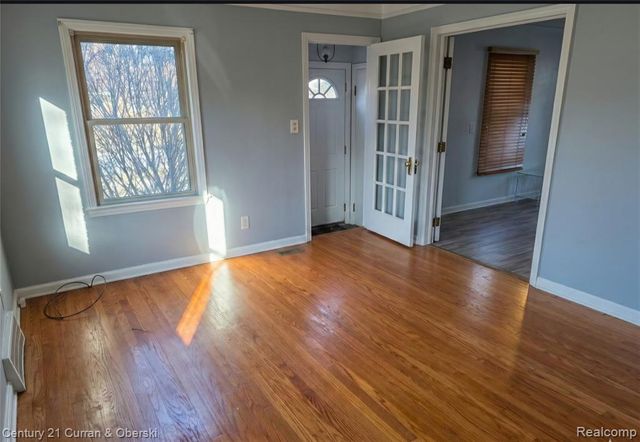18808 Eastwood Dr, Harper Woods, MI 48225