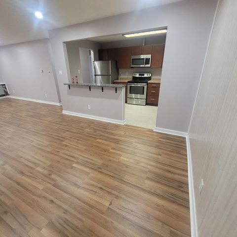 803 Garden Circle 7A, Streamwood, IL 60107