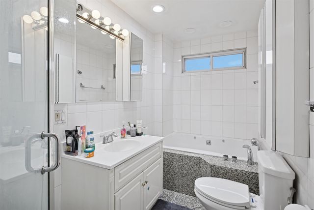 11 ELNA CT, Bayonne, NJ 07002