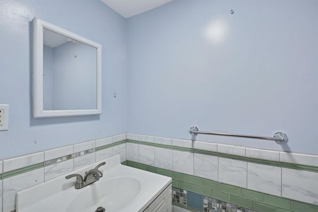 11 ELNA CT, Bayonne, NJ 07002