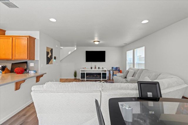 8906 Cobble Crest Dr, Sacramento, CA 95829