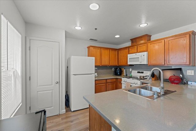 8906 Cobble Crest Dr, Sacramento, CA 95829