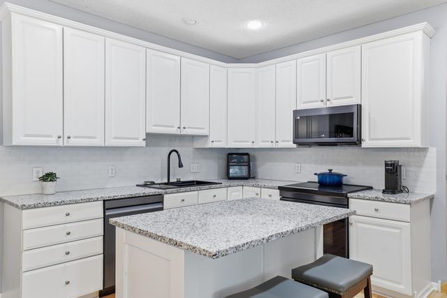 10100 Bridgehill Terrace, Eden Prairie, MN 55347