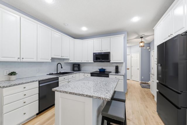 10100 Bridgehill Terrace, Eden Prairie, MN 55347