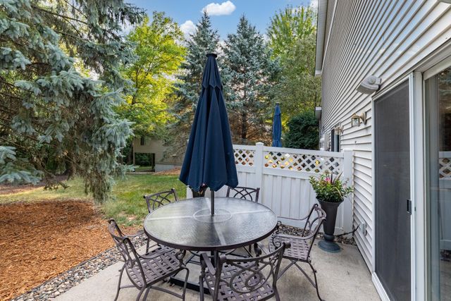 10100 Bridgehill Terrace, Eden Prairie, MN 55347