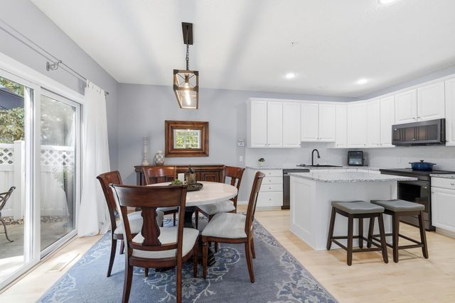 10100 Bridgehill Terrace, Eden Prairie, MN 55347