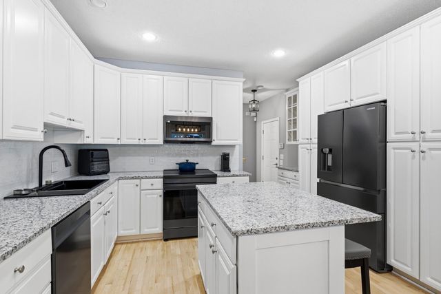 10100 Bridgehill Terrace, Eden Prairie, MN 55347