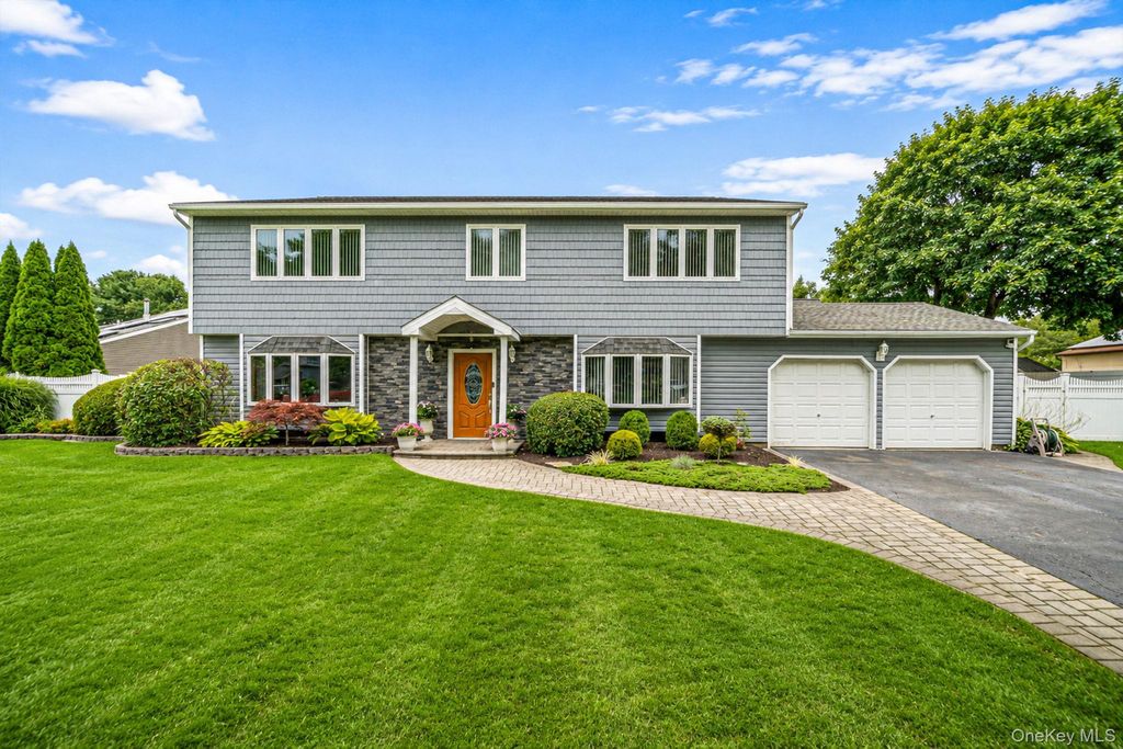 4 Loma Street, Medford, NY 11763 — exterior
