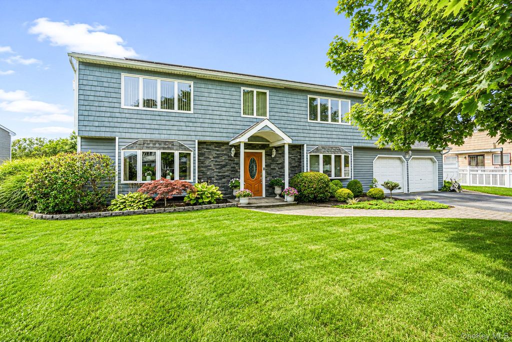 4 Loma Street, Medford, NY 11763 — photo 2