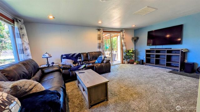 14611 Meadows Court E, Tacoma, WA 98445