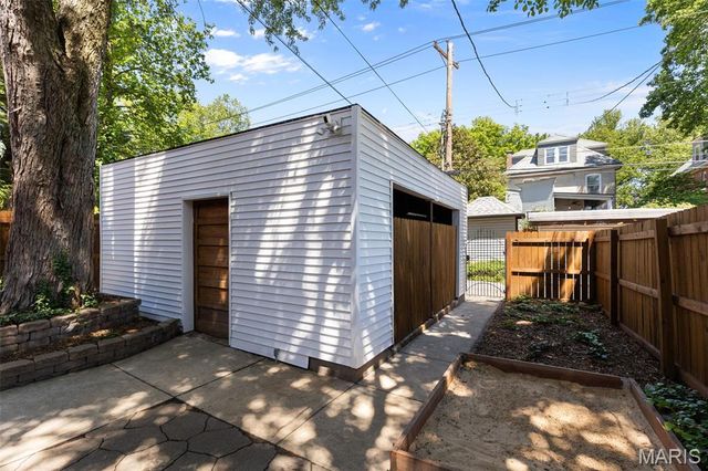 4135 Flad Avenue, St Louis, MO 63110