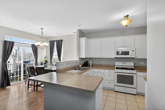 1701 Deer Pointe Drive, South Elgin, IL 60177