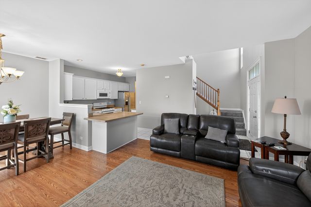 1701 Deer Pointe Drive, South Elgin, IL 60177