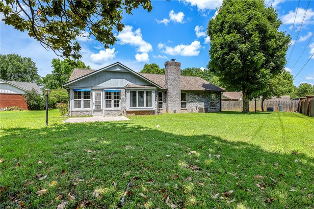 1515 E Thornhill Drive, Fayetteville, AR 72703