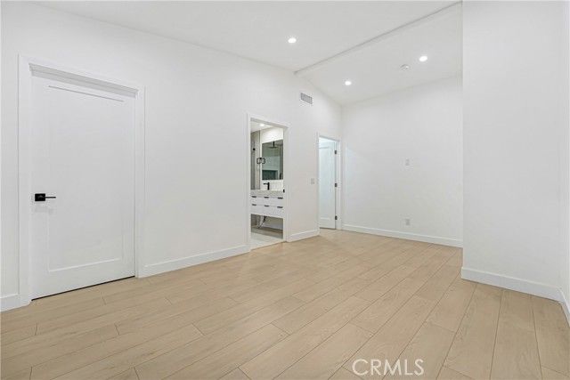 18216 Hartland Street, Reseda (los Angeles), CA 91335