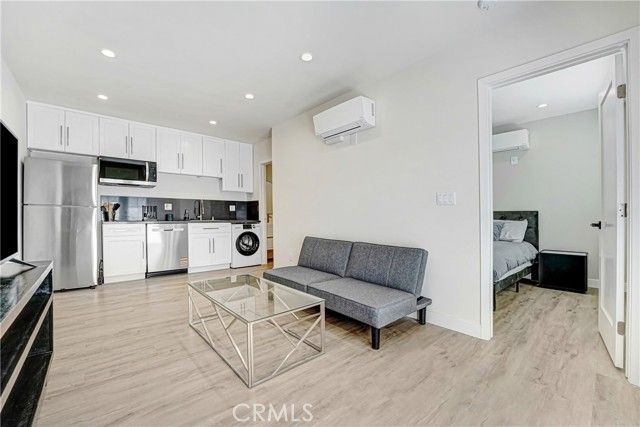 18216 Hartland Street, Reseda (los Angeles), CA 91335