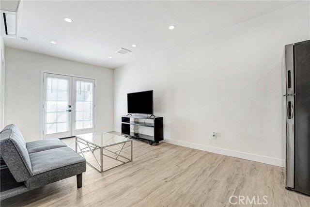 18216 Hartland Street, Reseda (los Angeles), CA 91335