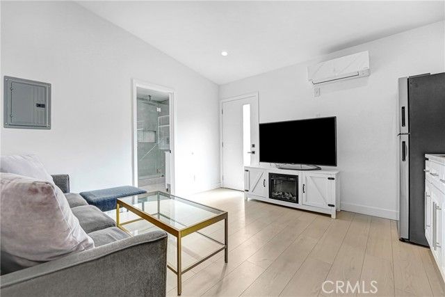 18216 Hartland Street, Reseda (los Angeles), CA 91335