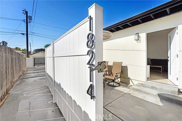 18216 Hartland Street, Reseda (los Angeles), CA 91335