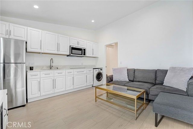 18216 Hartland Street, Reseda (los Angeles), CA 91335