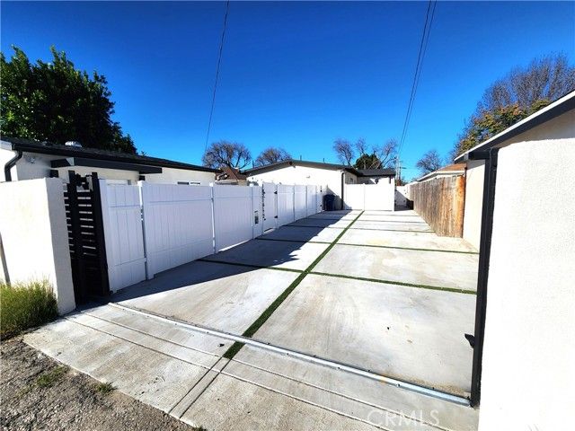 18216 Hartland Street, Reseda (los Angeles), CA 91335