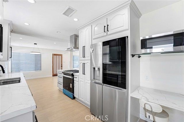 18216 Hartland Street, Reseda (los Angeles), CA 91335