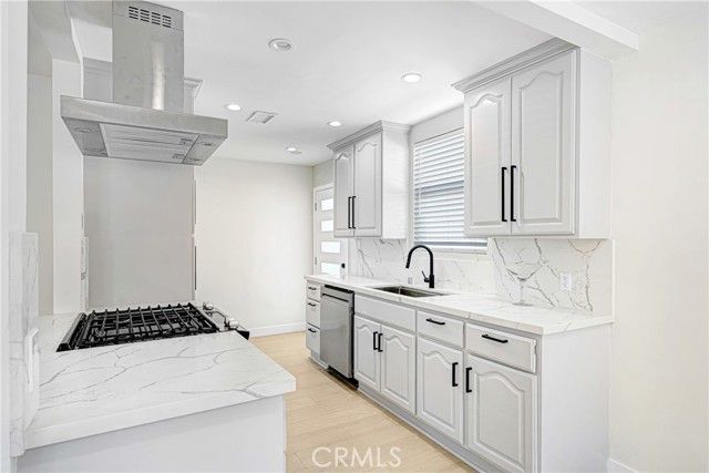 18216 Hartland Street, Reseda (los Angeles), CA 91335