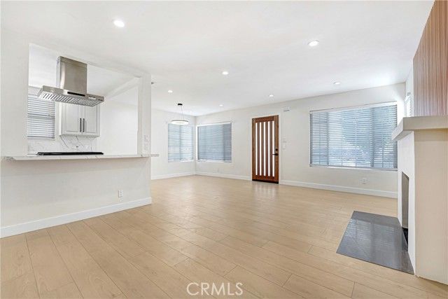 18216 Hartland Street, Reseda (los Angeles), CA 91335