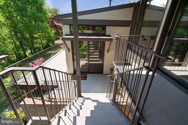 1102 GATEWOOD DR, Alexandria, VA 22307