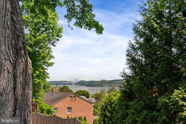 1102 GATEWOOD DR, Alexandria, VA 22307