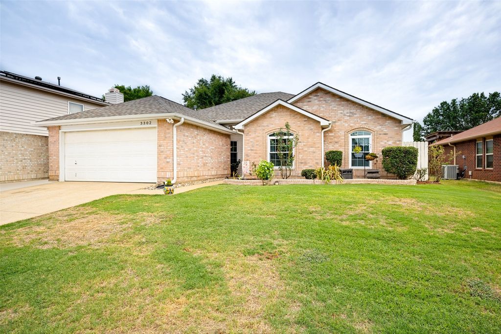 3302 Cliff Oaks Drive, Corinth, TX 76210 — exterior