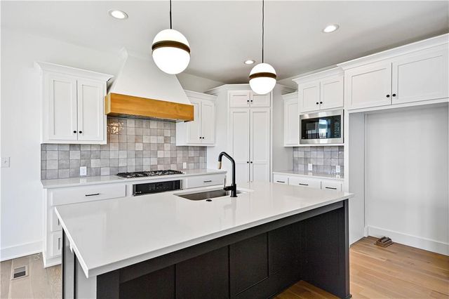 13481 W 174th Place, Overland Park, KS 66221