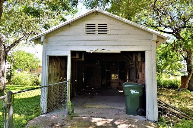 614 Victoria Ave, Taft, TX 78390