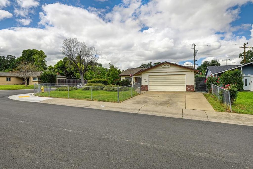 5901 Woodleigh Dr, Carmichael, CA 95608