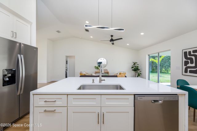 1085 Tahiti Avenue SE, Palm Bay, FL 32909