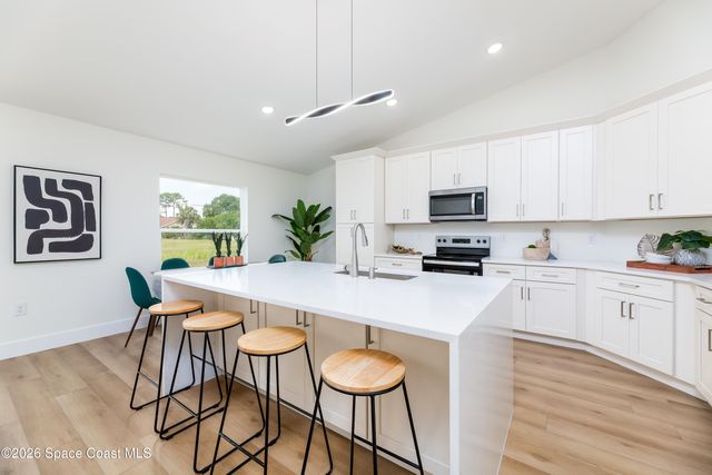 1085 Tahiti Avenue SE, Palm Bay, FL 32909