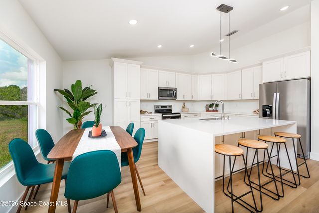 1085 Tahiti Avenue SE, Palm Bay, FL 32909