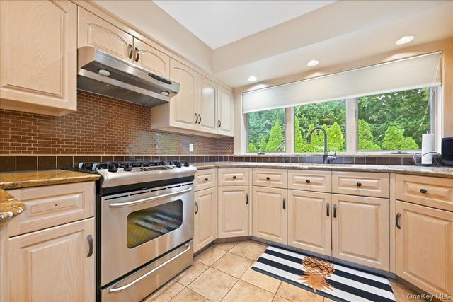 47 Royal Way, Manhasset Hills, NY 11040
