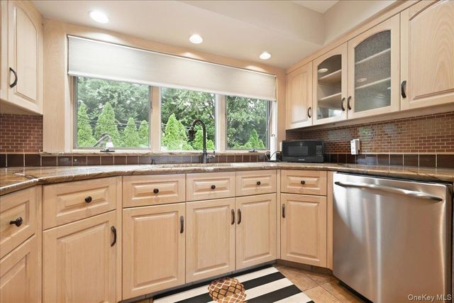 47 Royal Way, Manhasset Hills, NY 11040