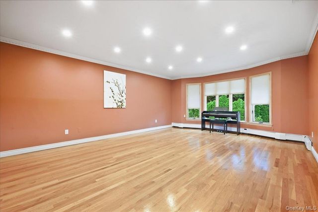 47 Royal Way, Manhasset Hills, NY 11040