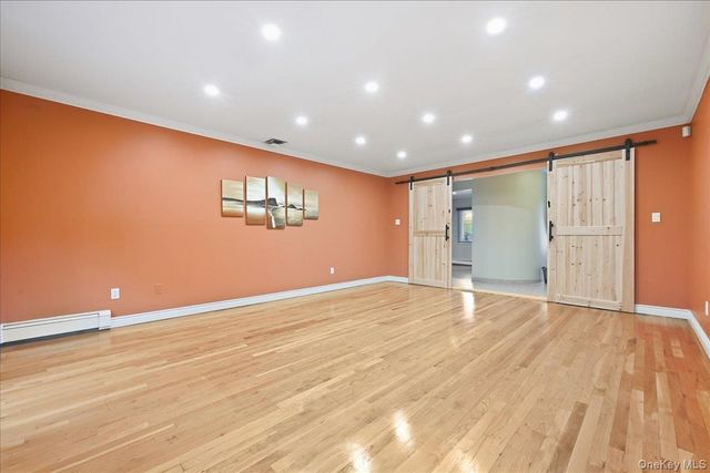 47 Royal Way, Manhasset Hills, NY 11040