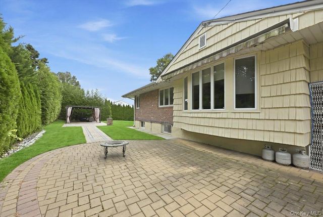 47 Royal Way, Manhasset Hills, NY 11040
