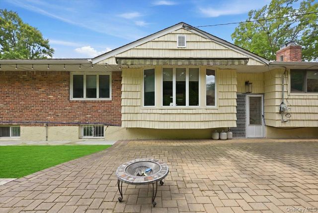 47 Royal Way, Manhasset Hills, NY 11040