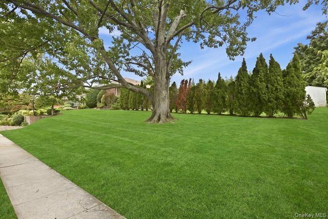 47 Royal Way, Manhasset Hills, NY 11040