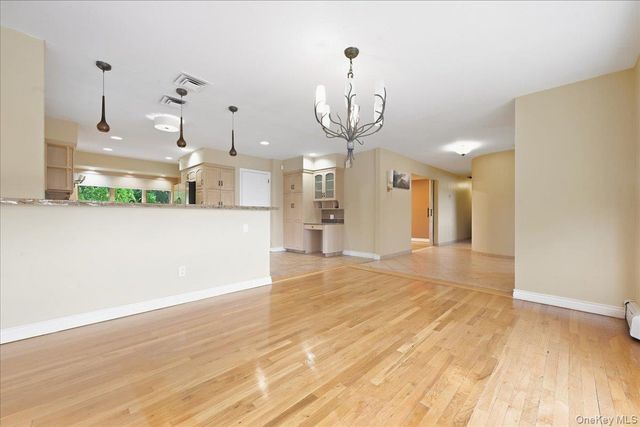 47 Royal Way, Manhasset Hills, NY 11040