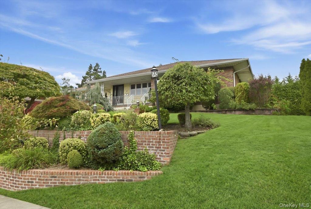 47 Royal Way, Manhasset Hills, NY 11040 — photo 2