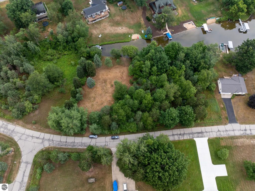 Image 11 of property listing at 1009 Cantabrian Drive, Weidman, MI 48893