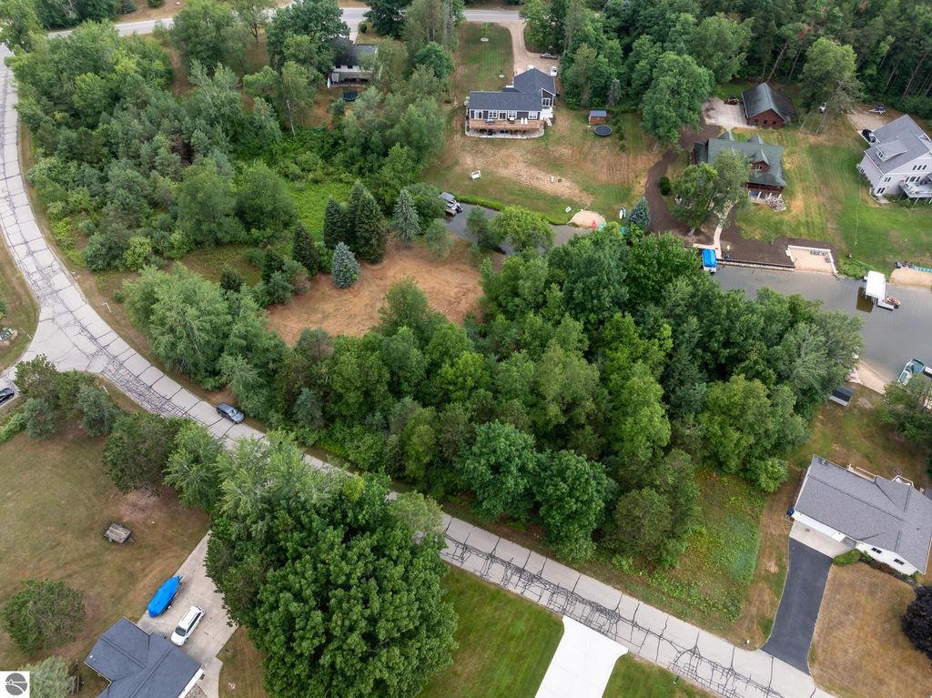 Image 12 of property listing at 1009 Cantabrian Drive, Weidman, MI 48893