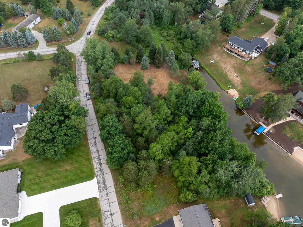 Image 13 of property listing at 1009 Cantabrian Drive, Weidman, MI 48893